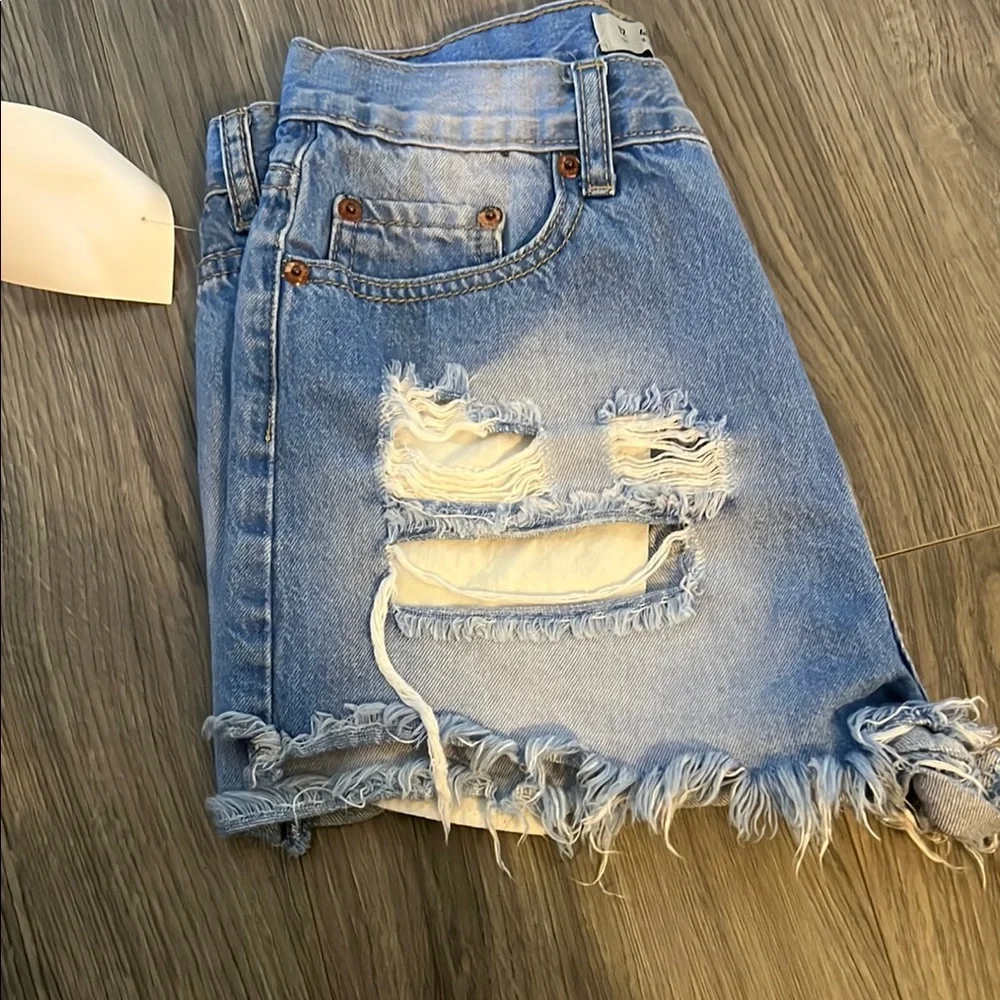 Denim&Co Blue Jean Shorts with Distressed Details - Picture 4 of 6